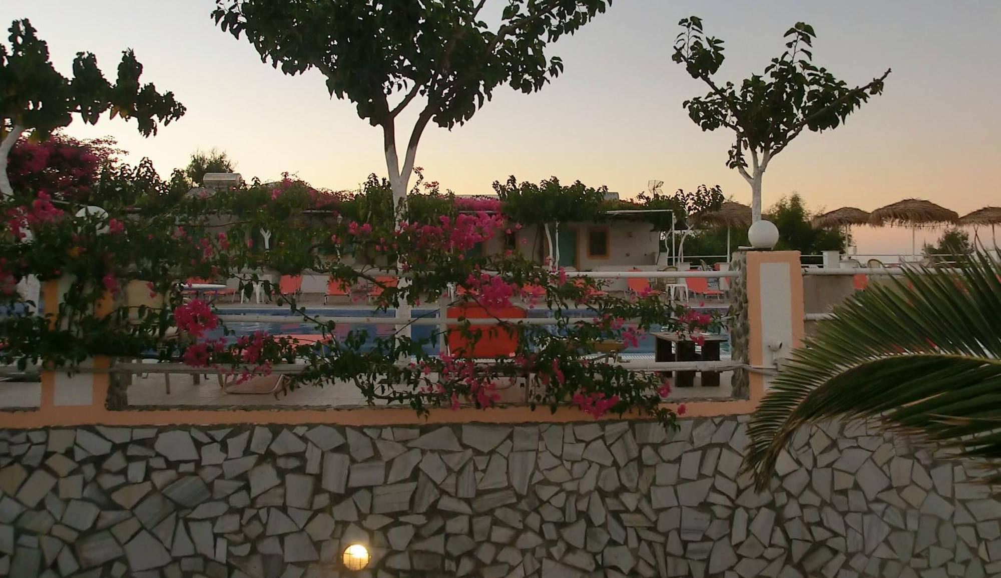 Santorini Camping & Hostel Fira  Exteriör bild